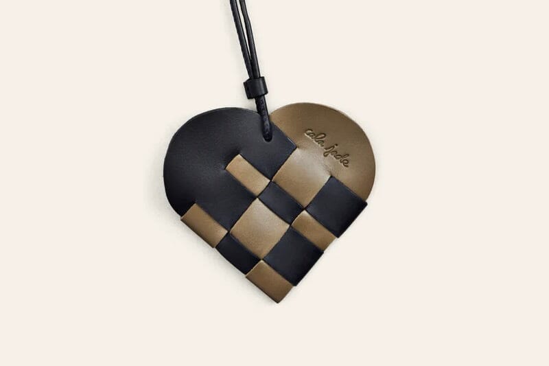 CALAJADE Ledercharm "HEART" medium oliv/schwarz