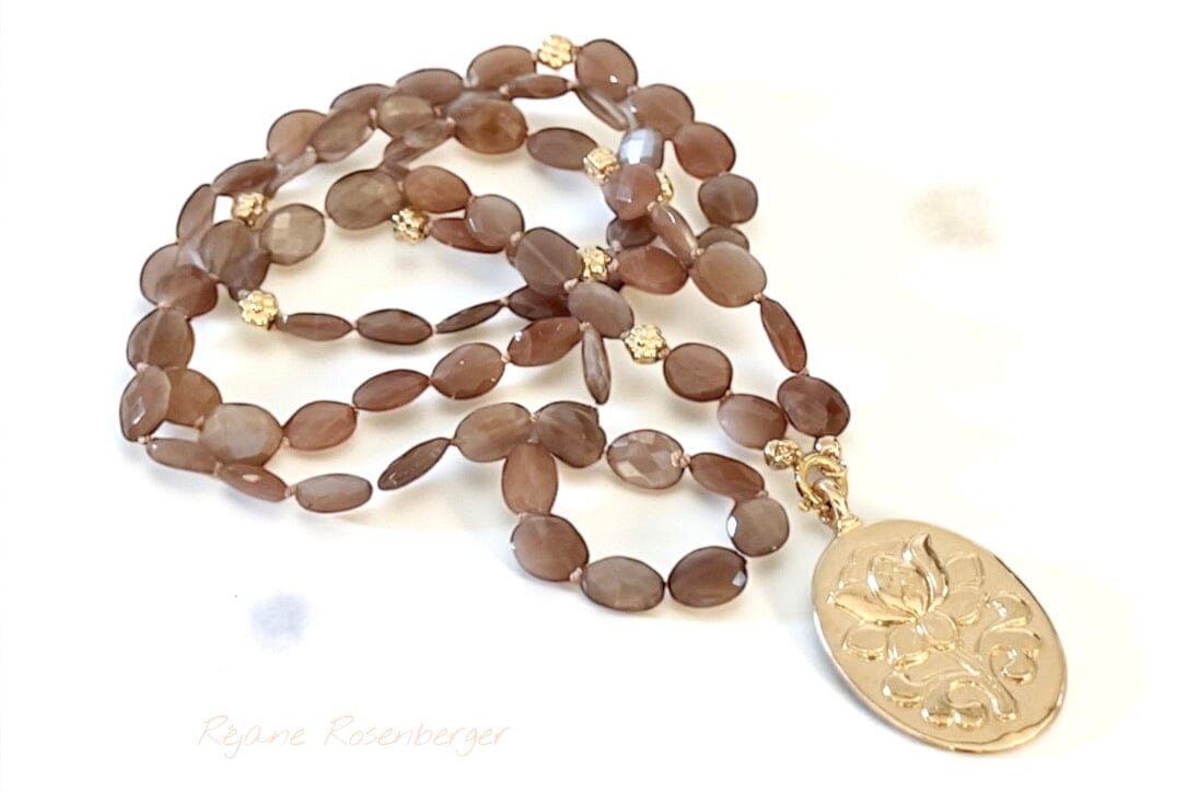 REJANE ROSENBERGER DESIGN Mondsteinkette "Lotus" oval