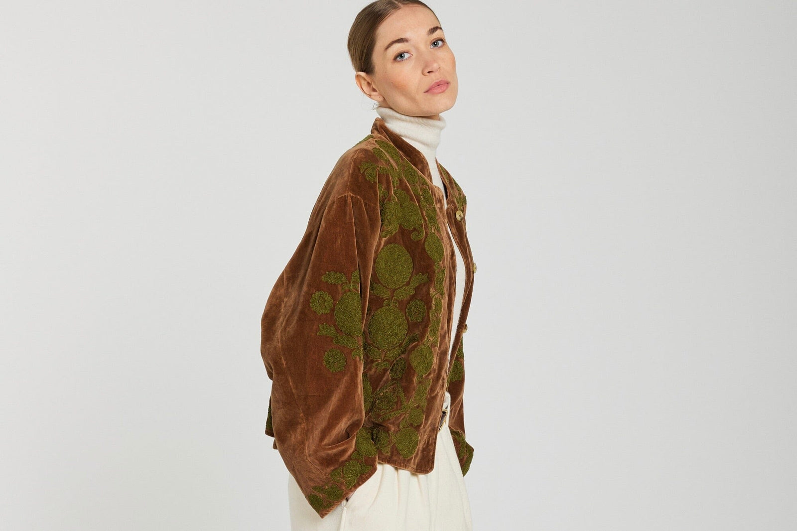 V.DE.VINSTER Velvetjacke "CORALY" olive bestickt