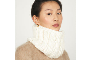 GUSHLOW AND COLE hand knitted "neck cover" off-white